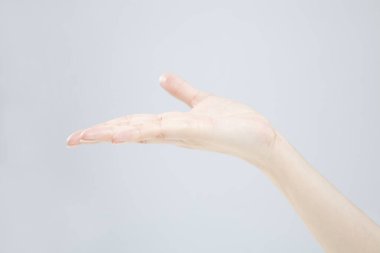 Beyaz arka planda el hareketi yapan kadınların yakın çekimi. 