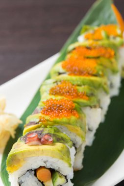 Geleneksel lezzetli suşi seti. Suşi menüsü. Japon mutfağı, restoran. Deniz ürünleri, Asya yemekleri.