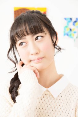 Kazaklı Asyalı genç bir kadının portresi başka tarafa bakıyor. 