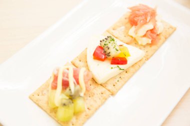 Kanepeyi beyaz tabakta kapat