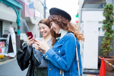 Arkadaşlar şehirde selfie çekiyor. 