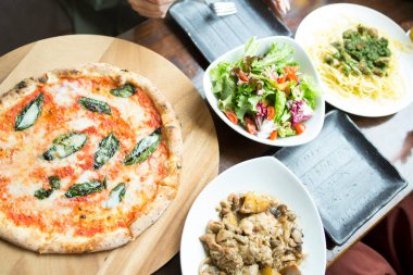 Kafedeki İtalyan pizzası.