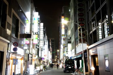 Japon şehrindeki gökdelenlerin ve otoyolların gece görüşü