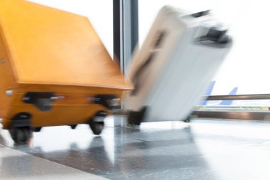 Havaalanı terminalindeki bavulların bulanık görüntüsü