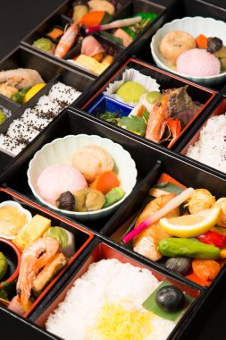 Bento 'da çeşitli lezzetli Asya yemekleri.