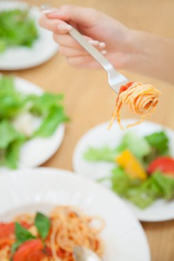 Spagetti ve salatalı çatal.