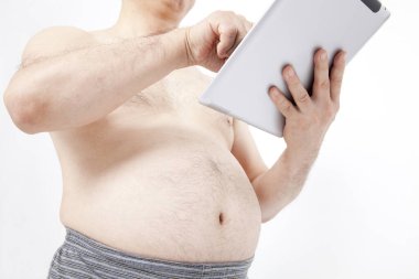 beyaz arkaplanda tablet kullanan kilolu adam 