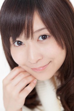 Beyaz arka planda genç Asyalı kadın portresi