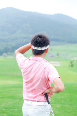 Sahadaki genç Japon golfçünün portresi