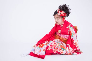 Geleneksel kimonolu küçük tatlı Japon kız.