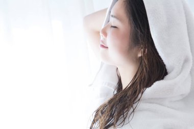 Sabahları kafasında havlu olan genç bir kadın.