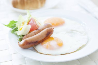 Yağda yumurta ve sosisli kahvaltı.