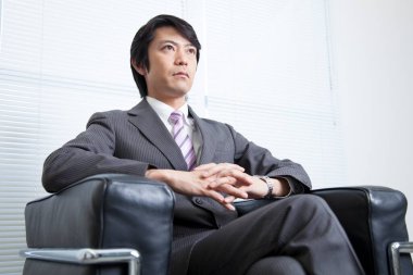 Beyaz takım elbiseli Japon işadamının portresi.