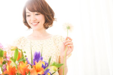 Çiçekli güzel Asyalı kadın çiçekçi.