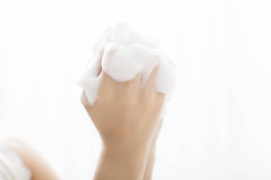 Kadınlar tuvalette ellerini sabunla yıkıyor. 