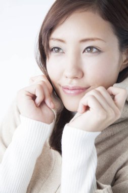 genç bir kadın gülümseyen