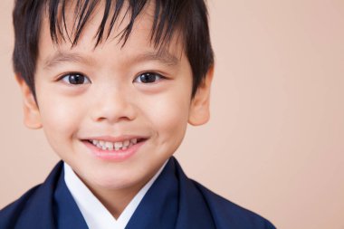 Geleneksel kimonolu şirin Asyalı çocuk.