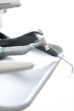 Beyaz bulanık arkaplanda diş araçlarını kapat