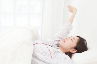 Genç kadın yatakta uyuyor.