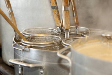 Mutfakta paslanmaz çelik pişirme, makarna kaynıyor.