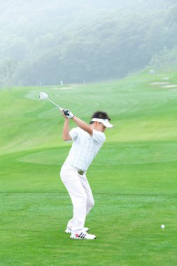 Golf sahasında genç Asyalı golfçü