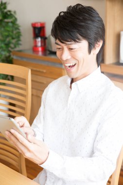 Masada tablet kullanan genç adam 