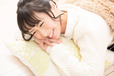 Güzel Asyalı kadın yerde uyuyor. 