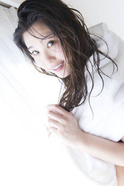 Islak uzun saçlı güzel Asyalı kadın.