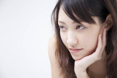 Genç ve güzel Asyalı kadının stüdyo fotoğrafı.