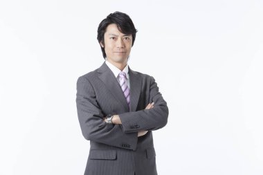 Asyalı işadamı kollarını kavuşturup beyaz arka planda izole edilmiş.