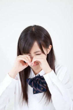 Baş ağrısı çeken genç bir kadın.