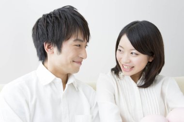 Bir adam ve bir kadın kanepede oturuyor.