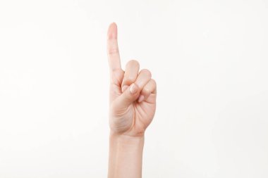 Beyaz arka planda el hareketi yapan kadınların yakın çekimi. 