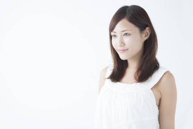 Beyaz arka planda poz veren genç bir kadının portresi 