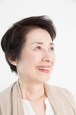 Olgun Asyalı kadın gülümsüyor