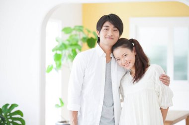 Genç çift evde dikiliyor.