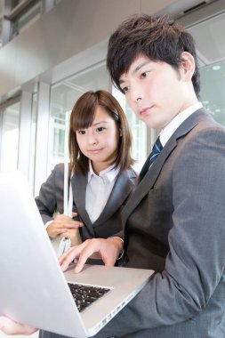 İş merkezinde dizüstü bilgisayarla çalışan bir iş adamı