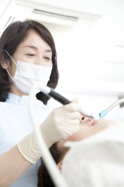 Kadın tedavi sırasında dişçi muayenehanesinde 