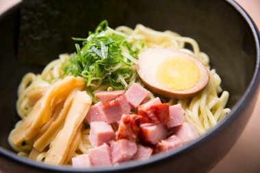 Japon usulü jambonlu ramen, yumurta ve yeşil soğan.. 