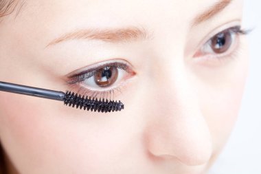 maskara ile genç kadın