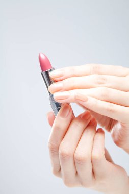 Ruj tutarken elinizi kapatın. 