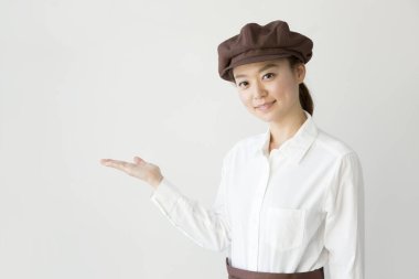 Kahverengi bereli güzel Japon garsonun portresi.