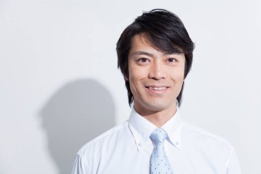 Beyaz arka planda beyaz gömlekli iş adamı 