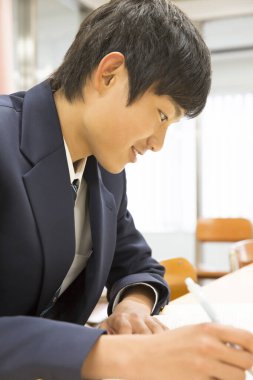 Genç adam ofiste çalışıyor.