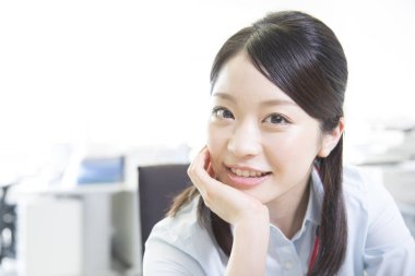 Sınıfta Asyalı bir kız öğrencinin portresi.