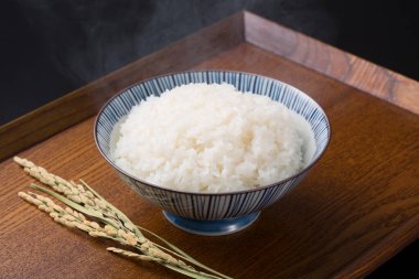 Tahta masada kaynamış pirinç, Japon mutfağı.