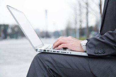 Dizüstü bilgisayar kullanarak işadamı yakın