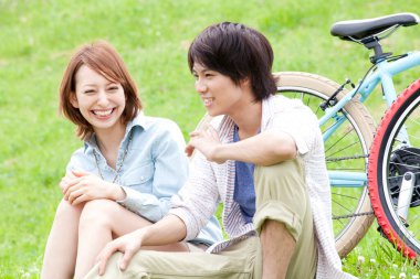 Parkta bisiklete binen çift