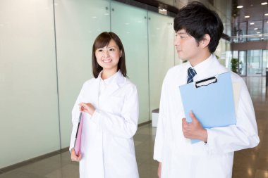 Laboratuvar önlükleriyle Asyalı tıp öğrencileri