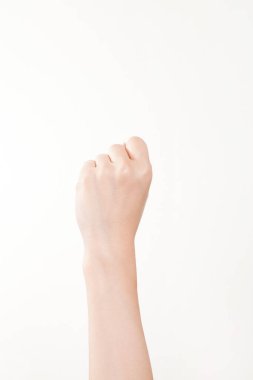 Beyaz arka planda el hareketi yapan kadınların yakın çekimi. 